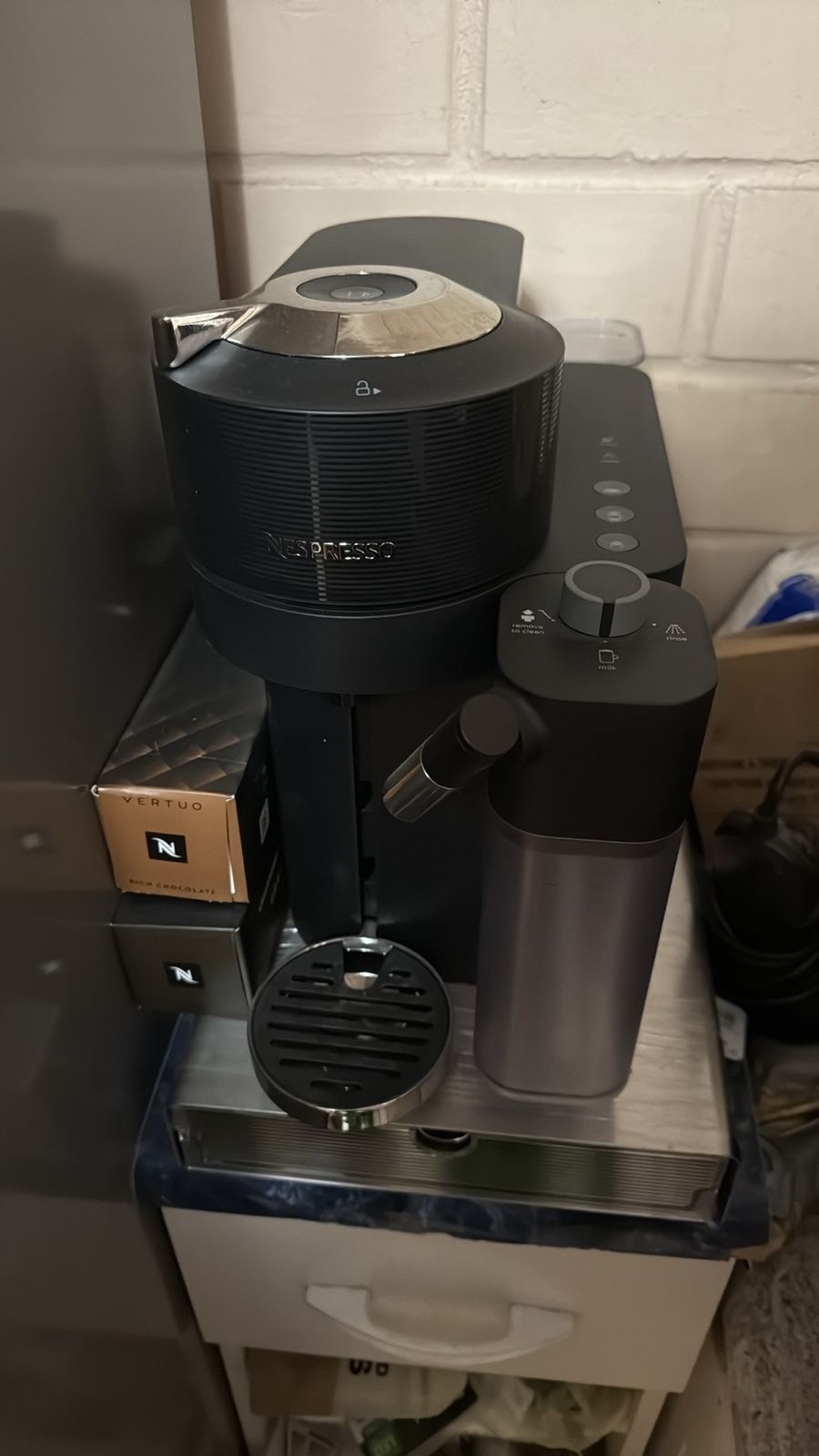 Cafetera Nespresso Vertuo Lattissima + dispensador de cápsulas cod