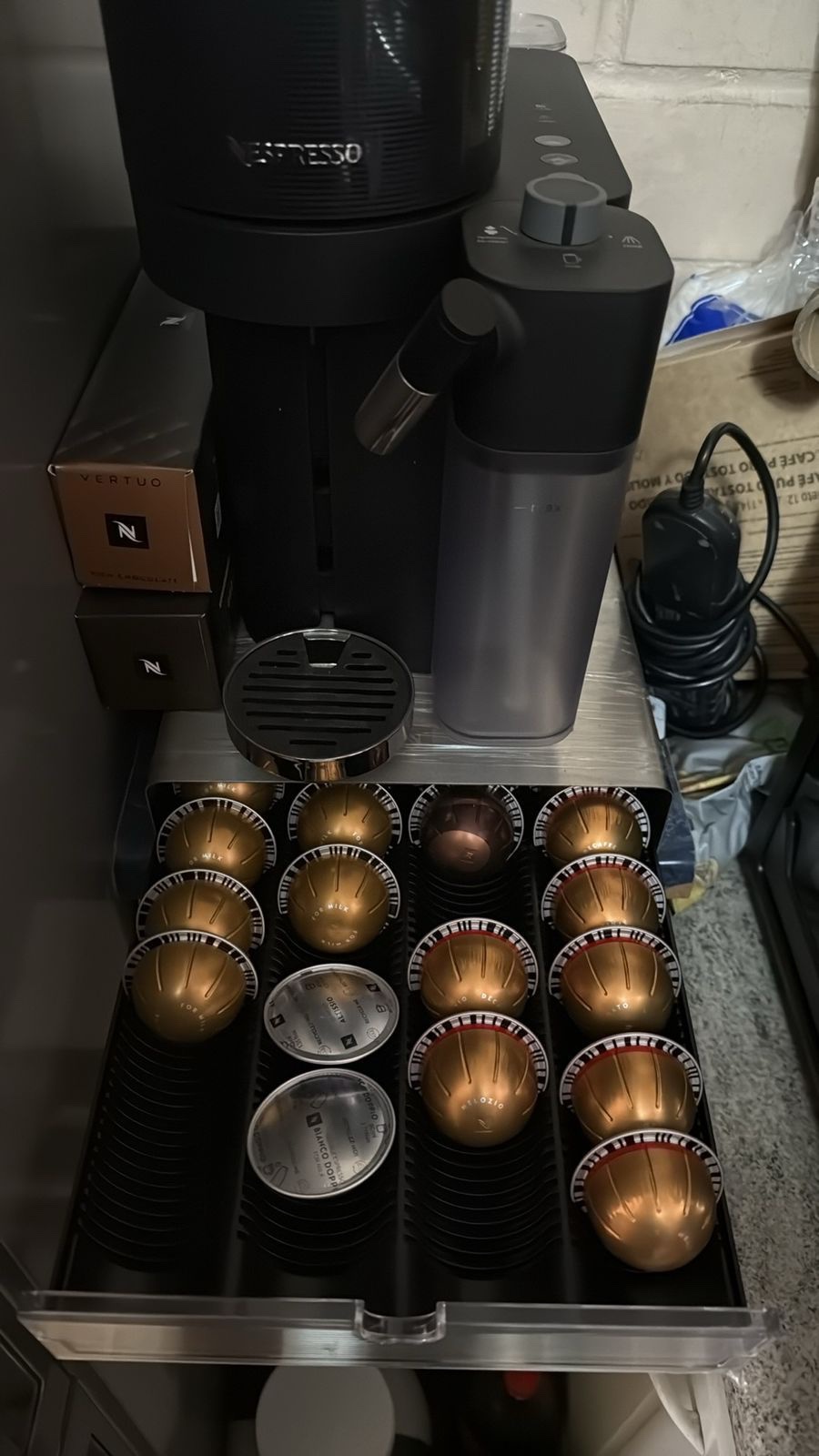 Cafetera Nespresso Vertuo Lattissima + dispensador de cápsulas cod