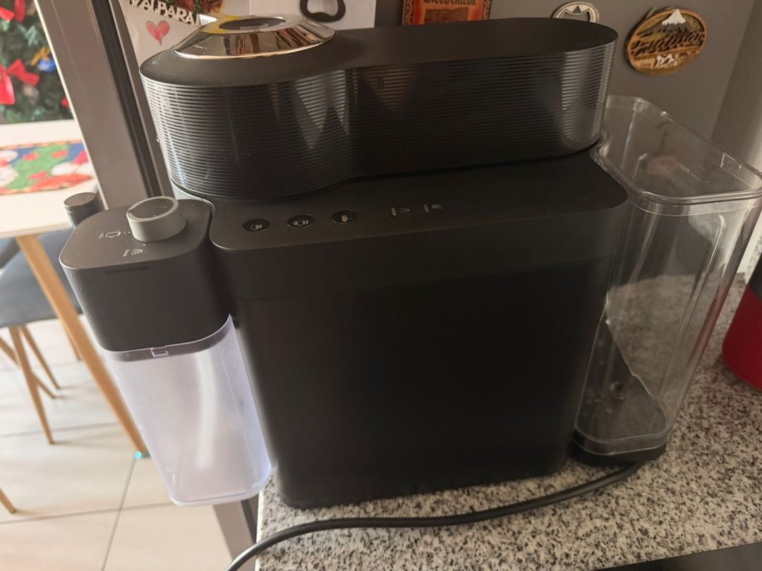 Cafetera Nespresso Vertuo Lattissima + dispensador de cápsulas cod