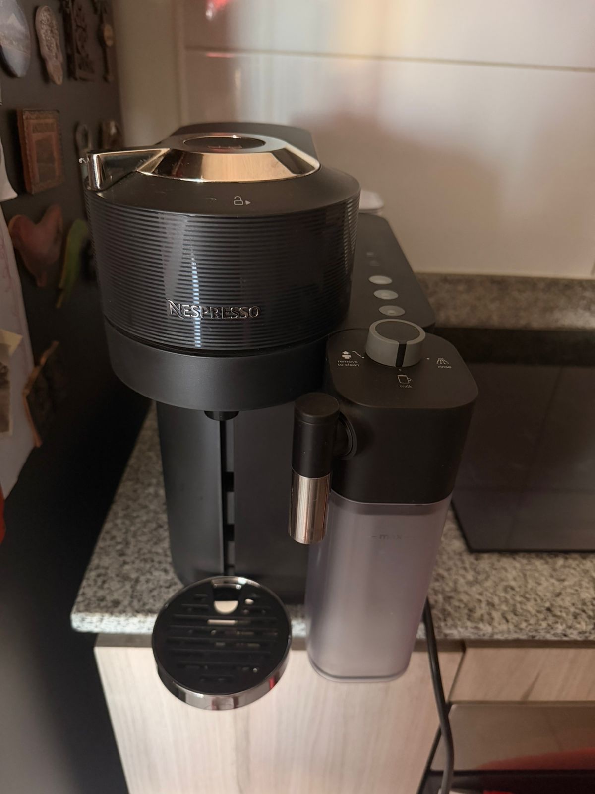 Cafetera Nespresso Vertuo Lattissima + dispensador de cápsulas cod