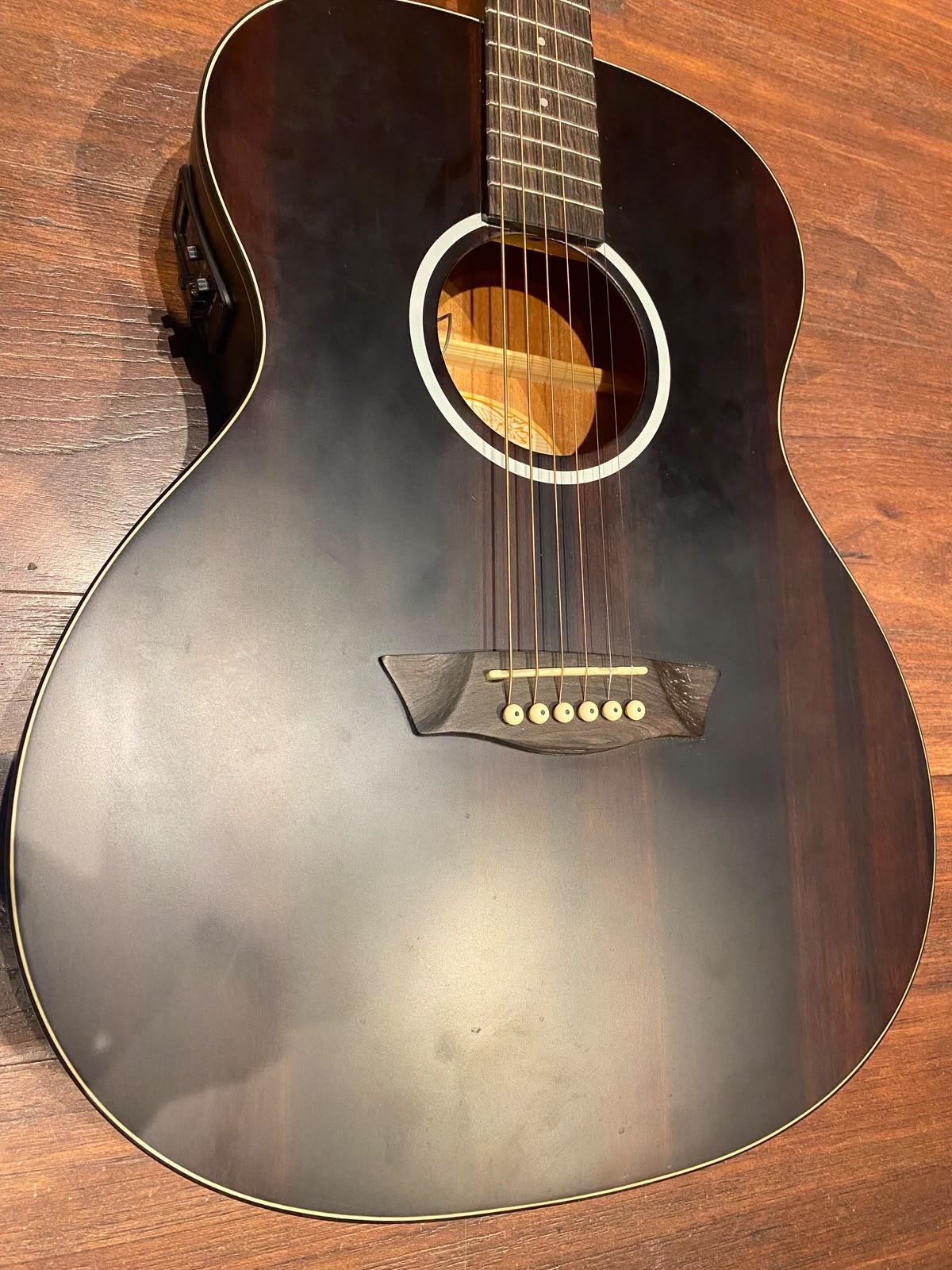 Guitarra Electroacústica Washburn DFEFE Deep Forest Ebony cod: 22093-9 - Imagen 4