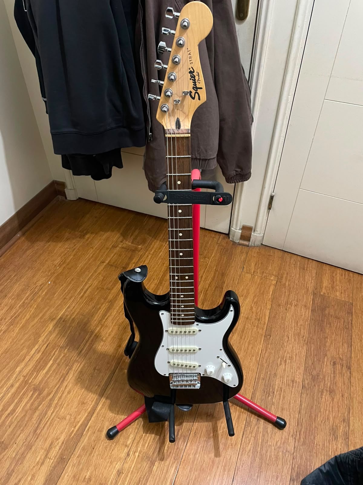 Guitarra Eléctrica Squier Stratocaster + Amplificador Squier Frontman 10G cod: 22065-5 - Imagen 4